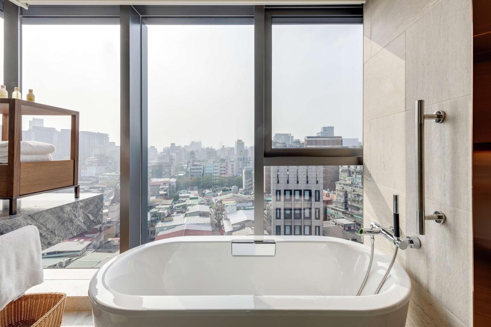 Doubletree By Hilton Taipei Zhongshan Exteriör bild